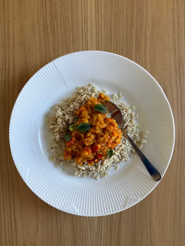 Dahl med hvidløgsris og gulerod