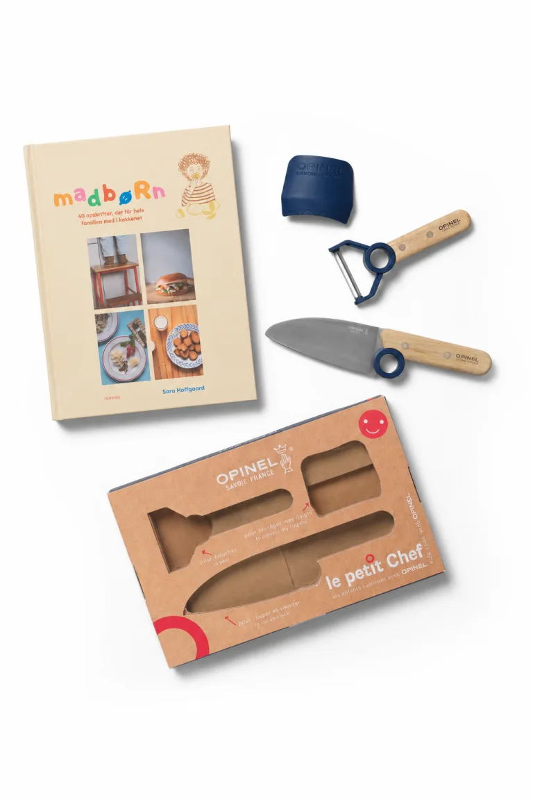 Madbørn-bogen sammen med det blå Opinel Le Petit Chef-sæt